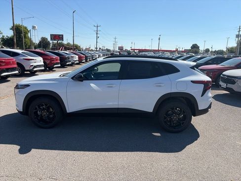 New 2026 Chevrolet Trax LT w/ Midnight Edition FWD image 3