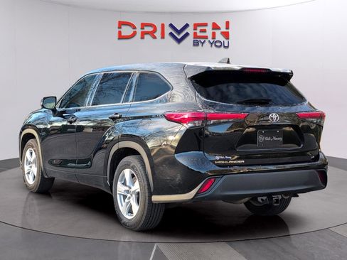 Used 2020 Toyota Highlander LE image 3