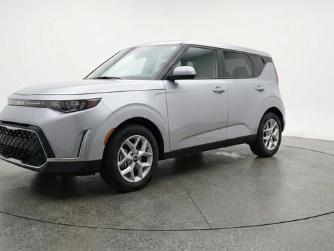 Used 2025 Kia Soul LX w/ LX Technology Package FWD image 3