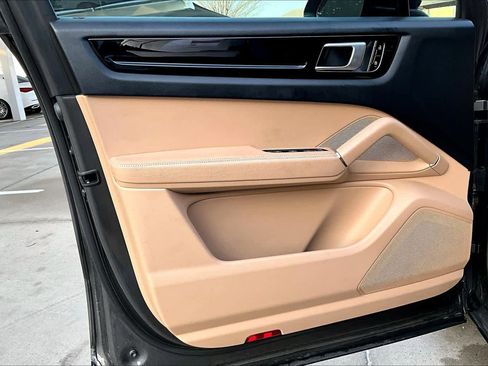 Used 2020 Porsche Cayenne image 21