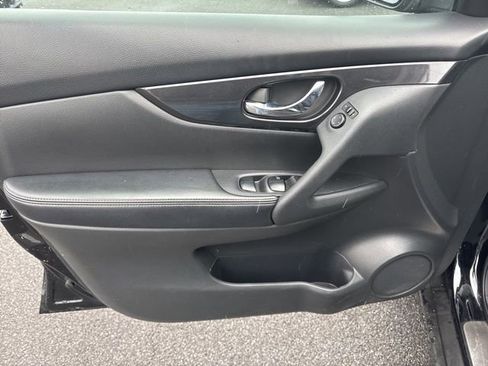 Used 2017 Nissan Rogue SV w/ Midnight Edition Package image 14