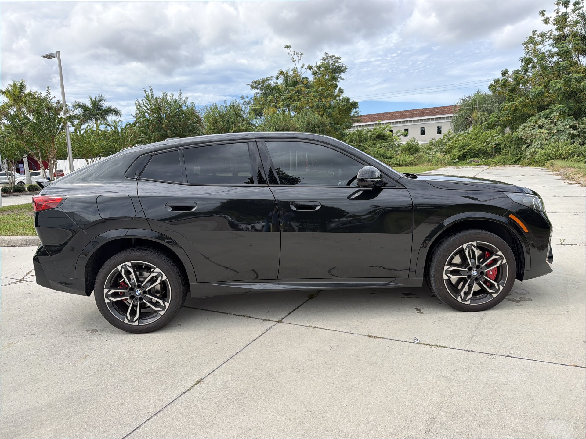 Used 2025 BMW X2 xDrive28i w/ Premium Package AWD/4WD image 3