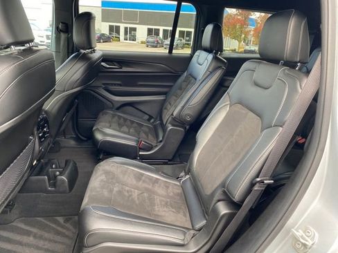 Used 2023 Jeep Grand Cherokee L Laredo image 16