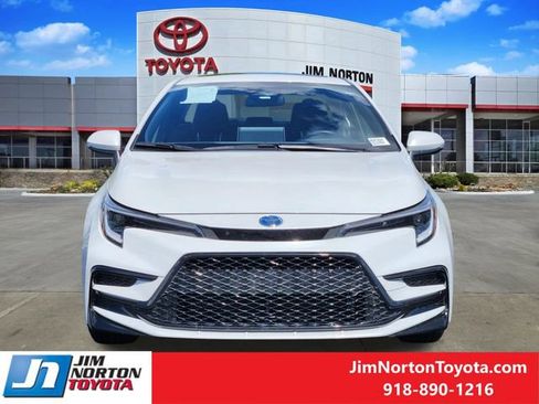 Used 2025 Toyota Corolla SE w/ SE Premium Package FWD image 2
