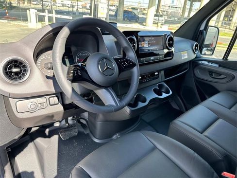 Used 2025 Mercedes-Benz Sprinter 2500 image 18