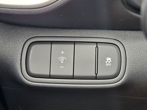 Certified 2025 Hyundai Venue SE image 25