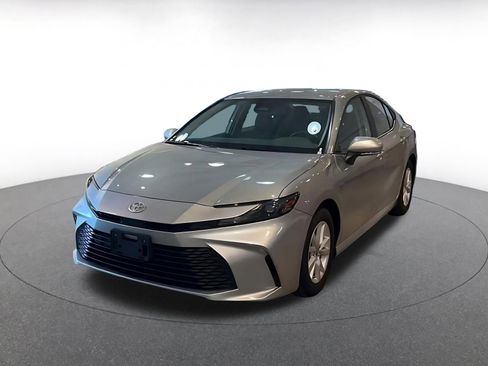 Used 2025 Toyota Camry LE image 7