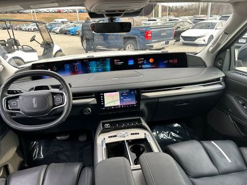 Used 2025 Lincoln Navigator Reserve image 9