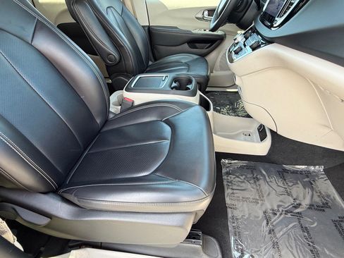 Used 2023 Chrysler Pacifica Touring-L FWD image 10