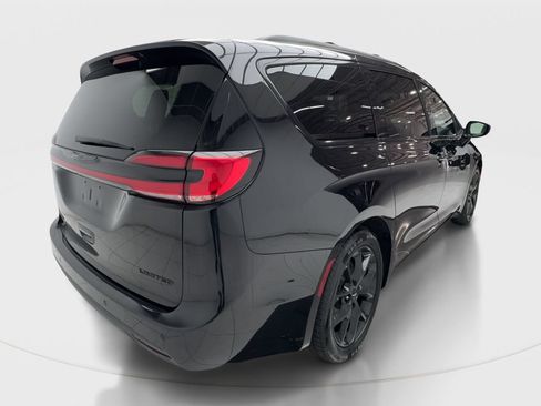 Used 2025 Chrysler Pacifica Limited FWD image 7