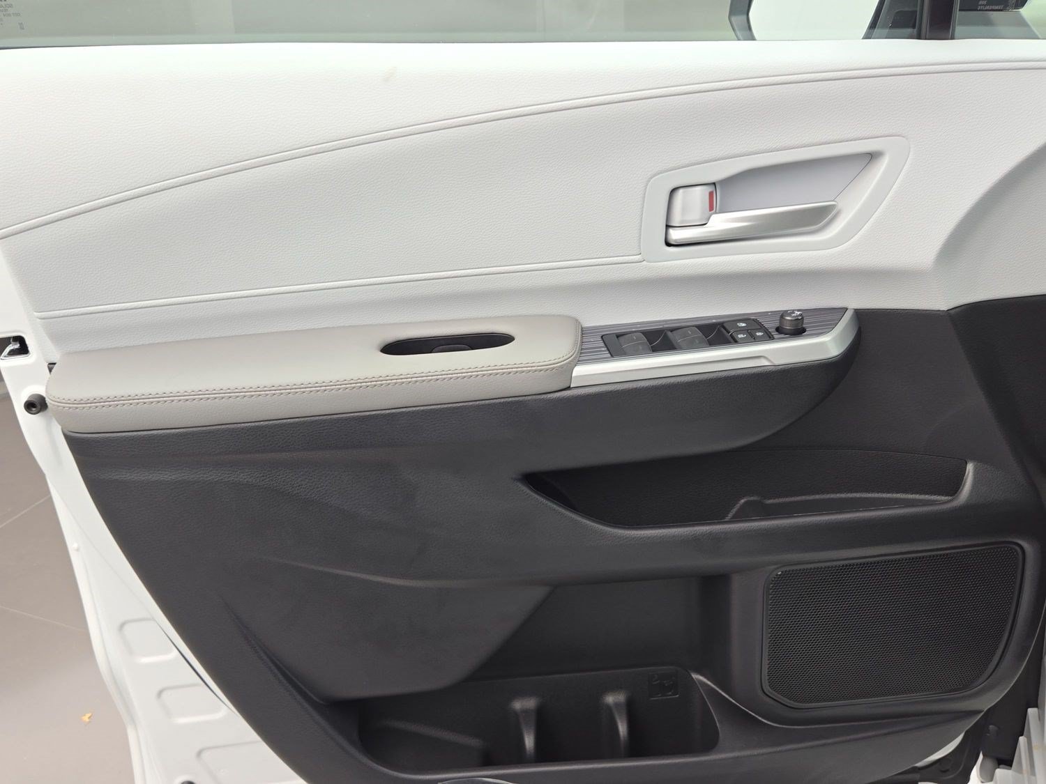 New 2026 Toyota Sienna XLE FWD image 17