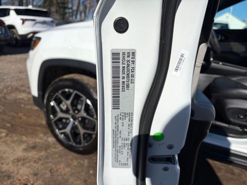 Used 2025 Jeep Compass Limited image 30