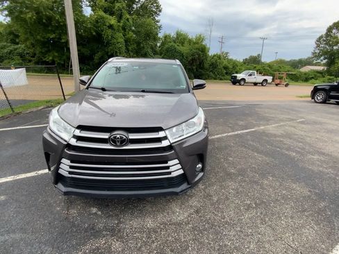 Used 2019 Toyota Highlander XLE AWD/4WD image 4