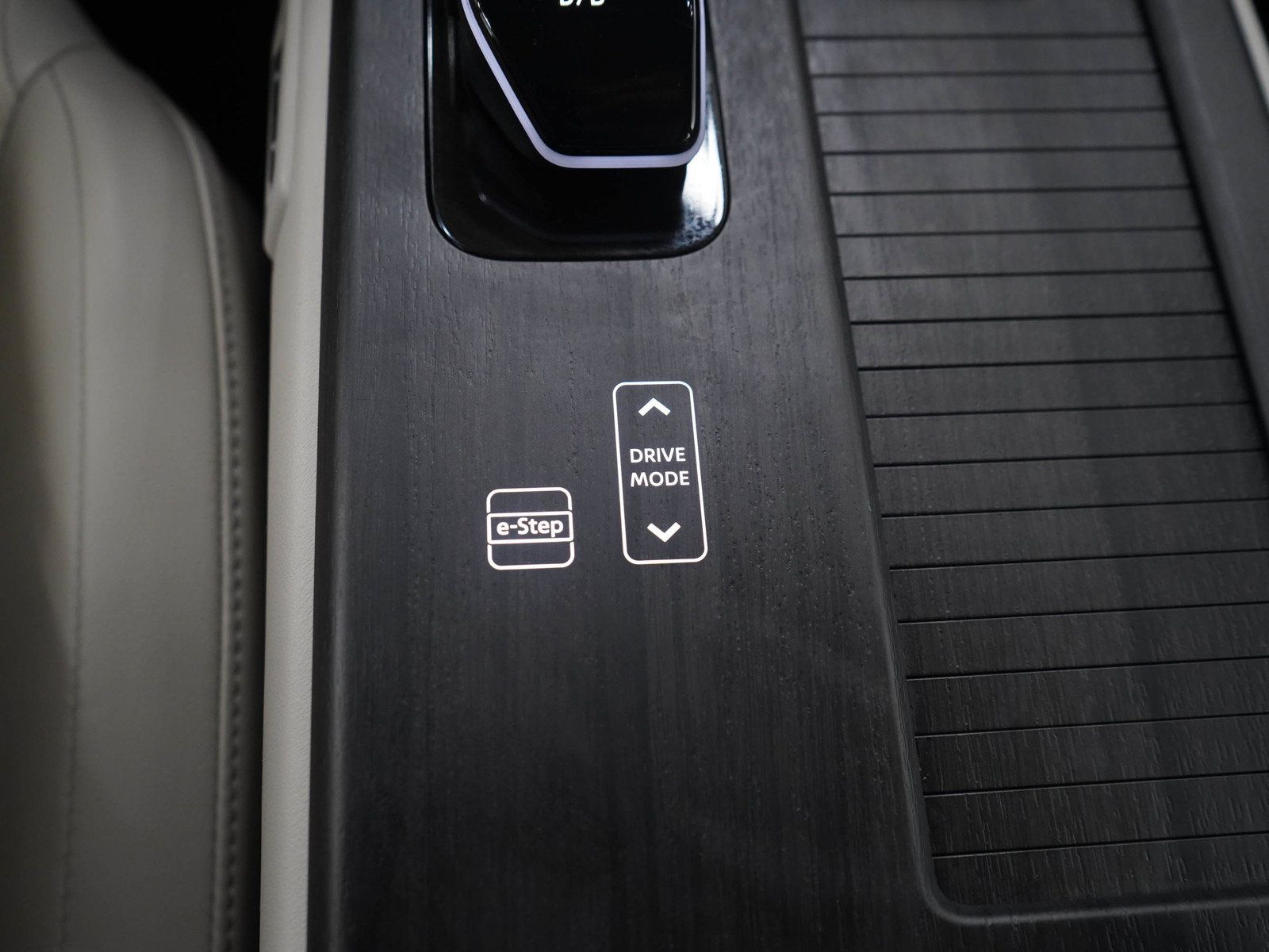 Used 2023 Nissan Ariya AWD image 25