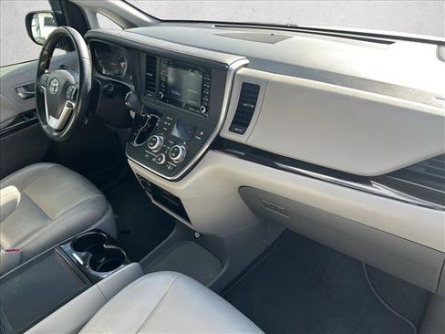 Used 2019 Toyota Sienna XLE image 21