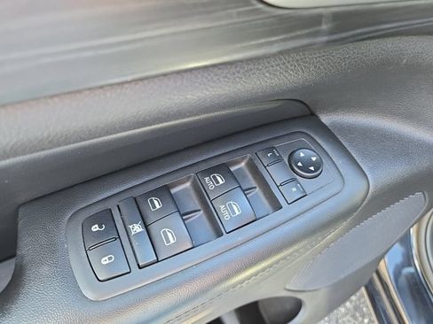 Used 2019 Jeep Grand Cherokee Altitude AWD/4WD image 18