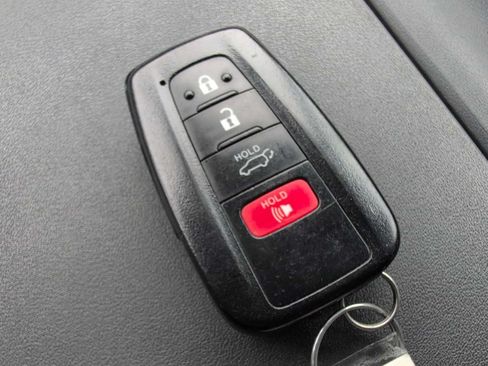Used 2021 Toyota Highlander LE AWD/4WD image 35