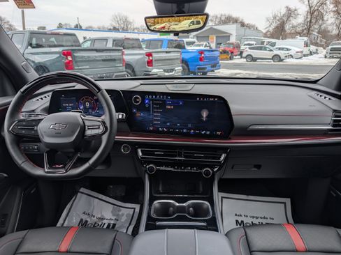 Used 2025 Chevrolet Traverse RS image 2