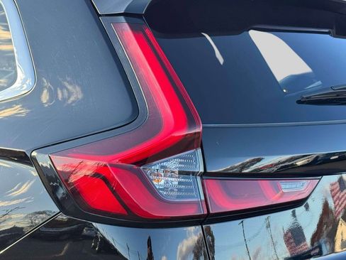 Used 2025 Honda CR-V LX image 11