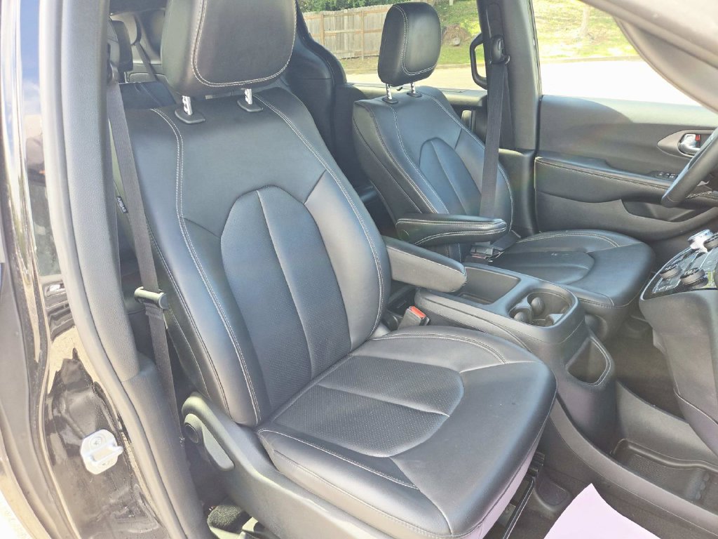 Used 2025 Chrysler Pacifica Select FWD image 17