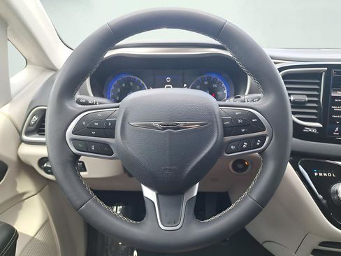 Used 2023 Chrysler Pacifica Touring-L FWD image 18