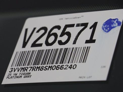 New 2025 Volkswagen Tiguan SE image 25