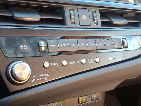 Used 2023 Lexus ES 250 w/ Premium Package image 17