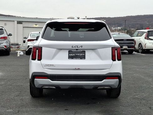 Certified 2025 Kia Sorento LX image 5