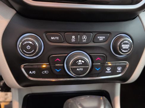 Used 2020 Jeep Cherokee Limited AWD/4WD image 3
