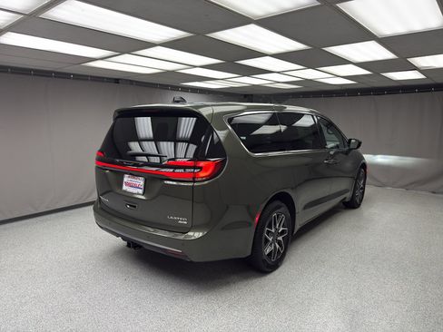 New 2027 Chrysler Pacifica Limited AWD/4WD image 3