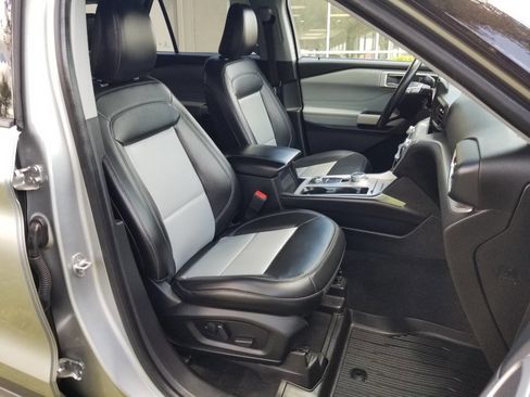 Used 2022 Ford Explorer XLT w/ Equipment Group 202A AWD/4WD image 13
