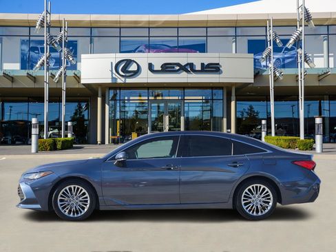 Used 2021 Toyota Avalon Limited image 3