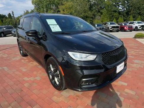 Used 2025 Chrysler Pacifica Limited FWD image 5