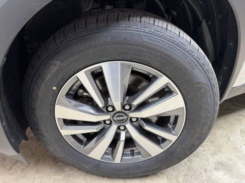 Used 2025 Nissan Pathfinder SL AWD/4WD image 31