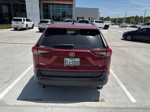 Used 2019 Toyota RAV4 LE FWD image 7