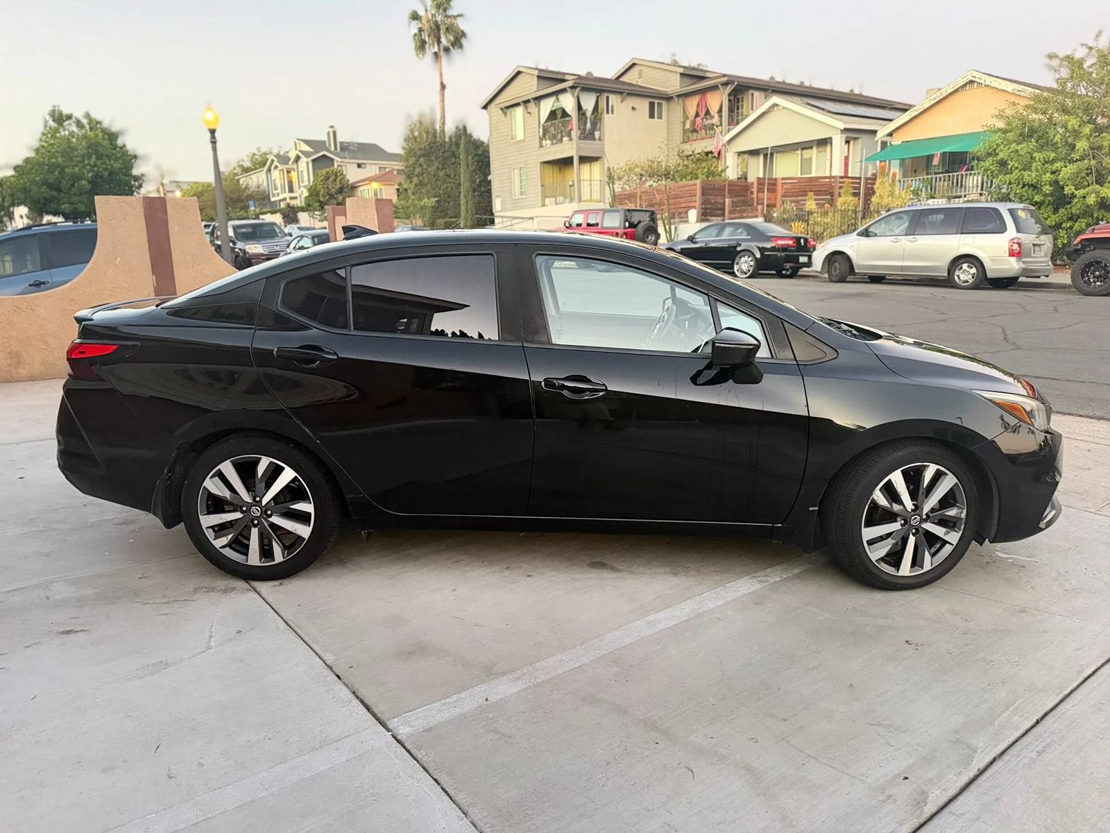 Used 2020 Nissan Versa SR FWD image 5