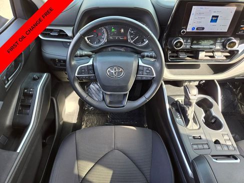 Used 2024 Toyota Highlander LE AWD/4WD image 13