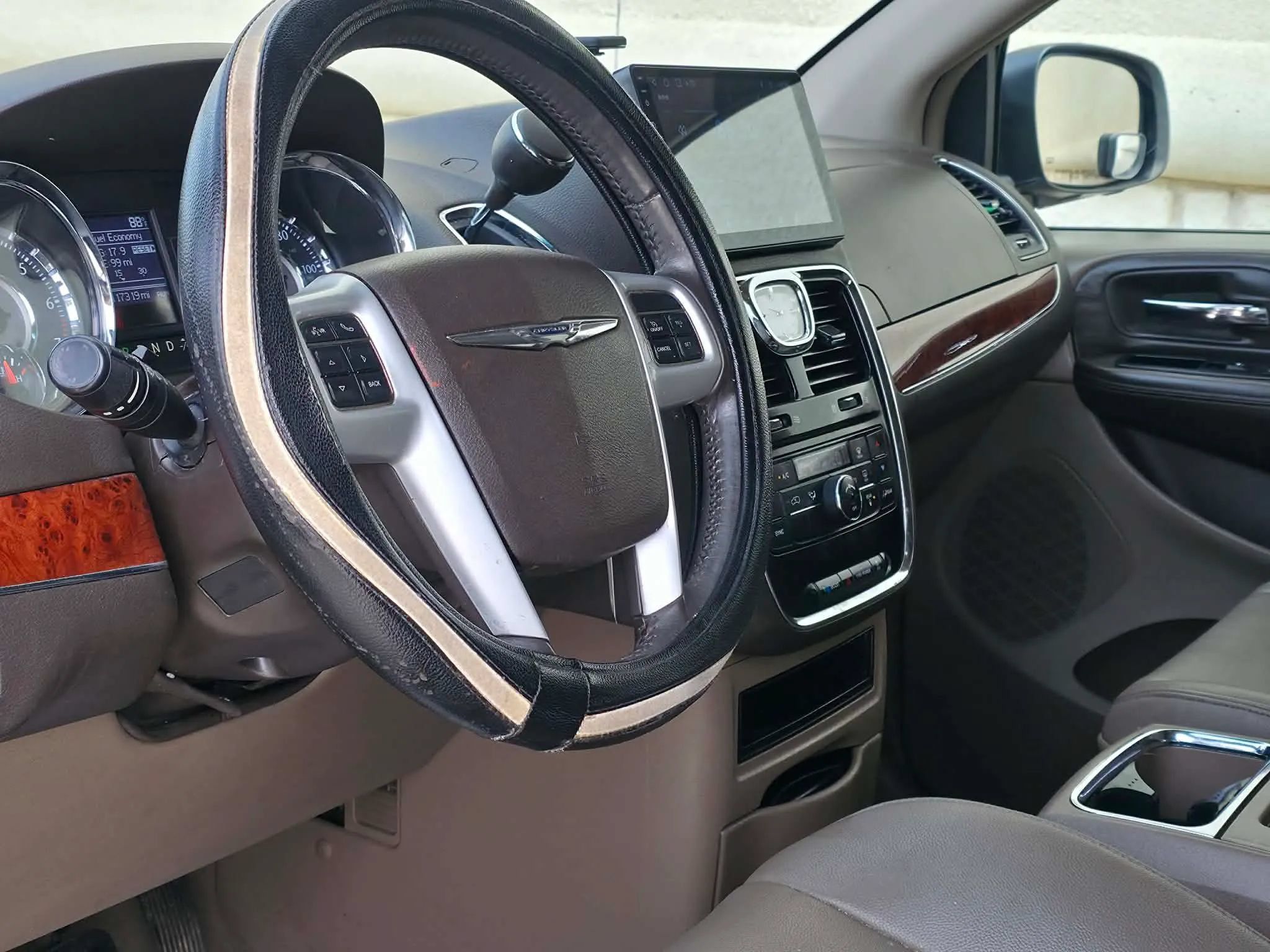 Used 2014 Chrysler Town & Country Touring FWD image 7