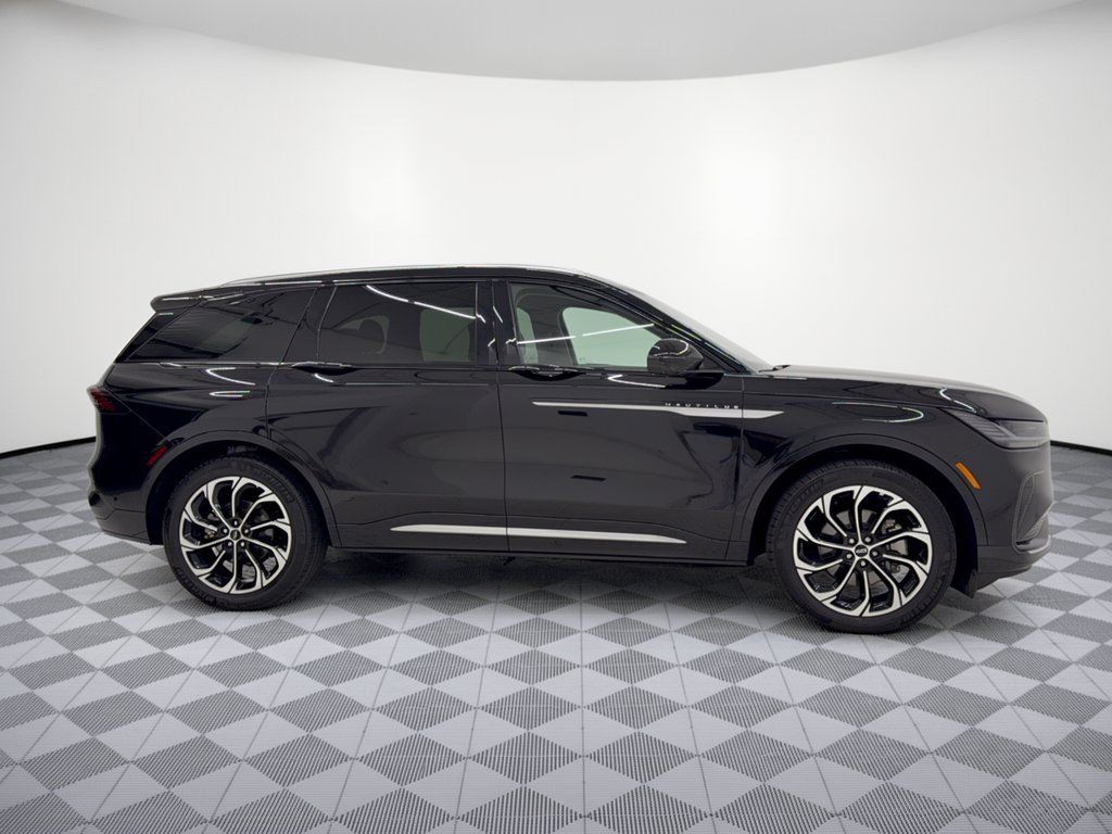 Used 2024 Lincoln Nautilus Reserve w/ Equipment Group 203A AWD/4WD image 8