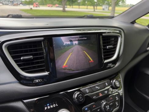 Used 2020 Chrysler Pacifica Touring w/ S Appearance Package FWD image 24