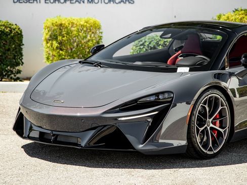 Used 2025 McLaren Artura Spider image 3