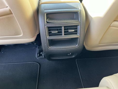 Used 2018 Cadillac XT5 FWD image 17