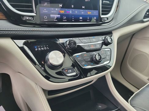 Used 2023 Chrysler Pacifica Limited FWD image 28