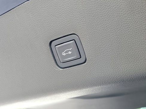 Used 2022 Chevrolet Traverse LT w/ LPO, Floor Liner Package FWD image 13
