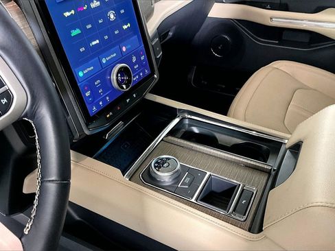 Used 2024 Ford Expedition Limited image 13