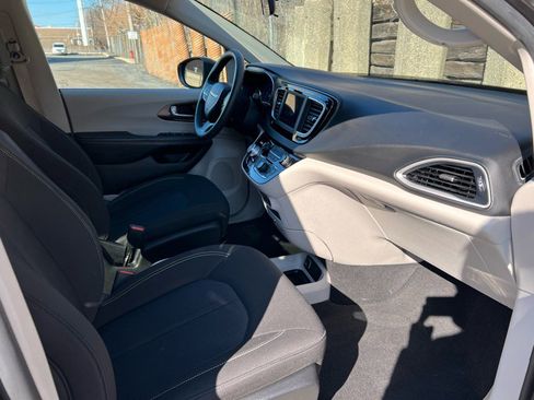 Used 2020 Chrysler Voyager L image 21