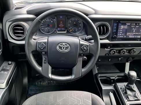 Used 2016 Toyota Tacoma TRD Sport image 6