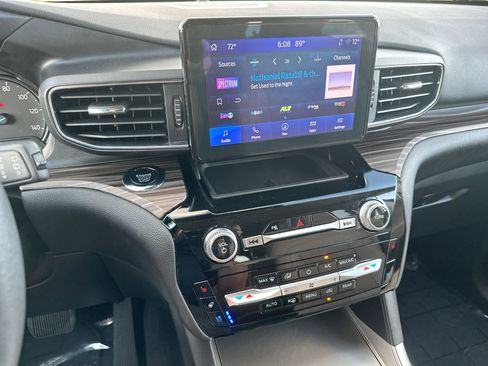 Used 2024 Ford Explorer Limited image 11