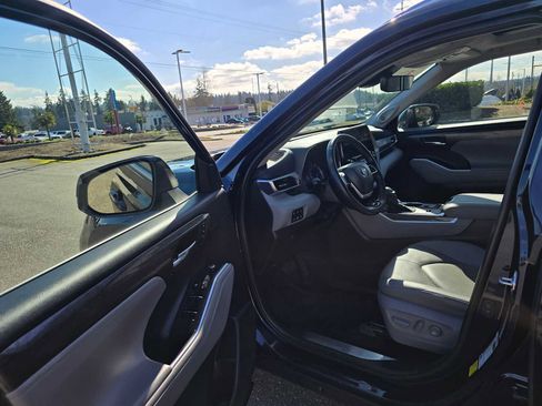 Certified 2022 Toyota Highlander Platinum image 21