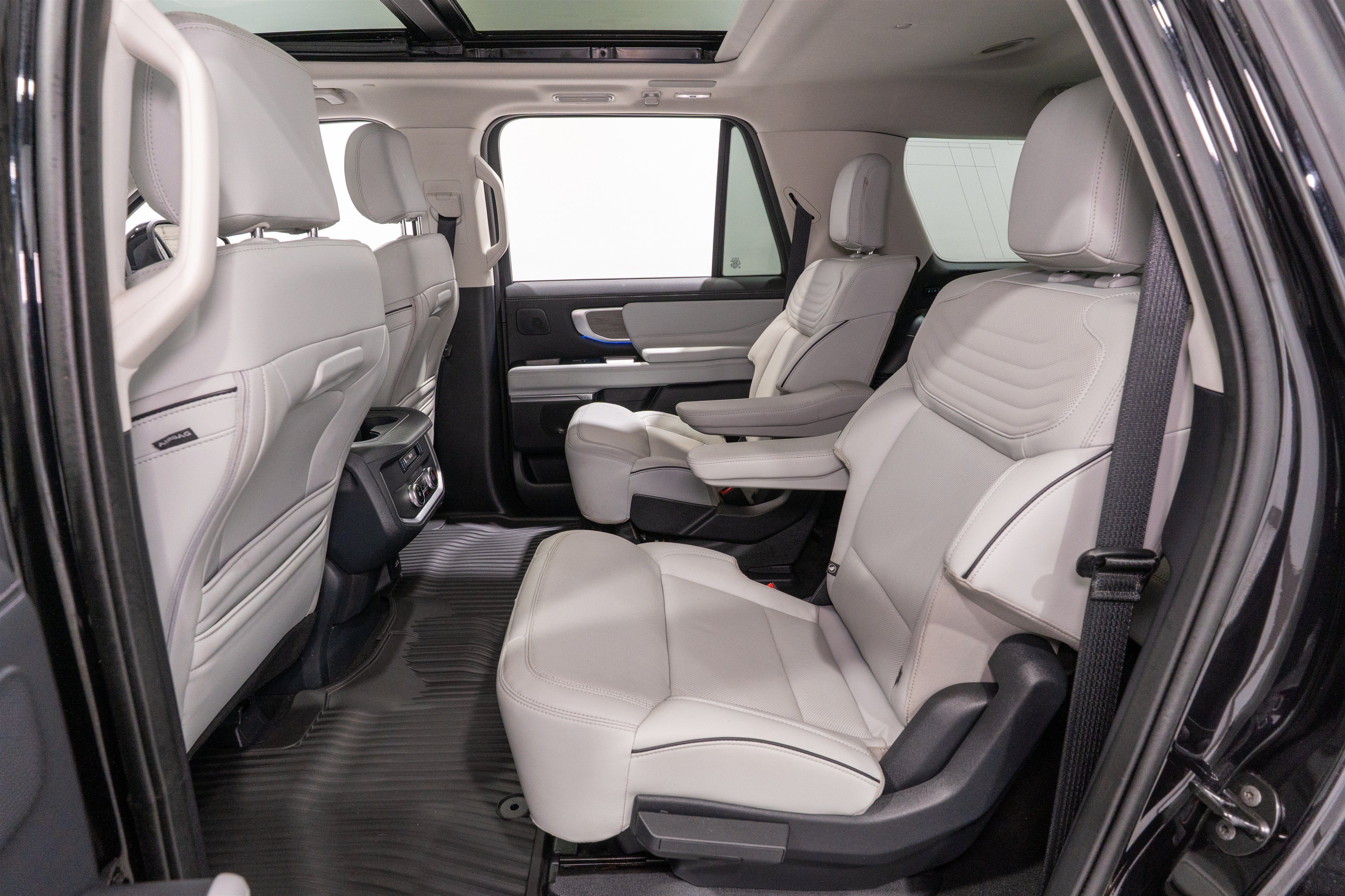 Used 2025 Ford Expedition Max Platinum w/ Platinum Ultimate Package AWD/4WD image 30